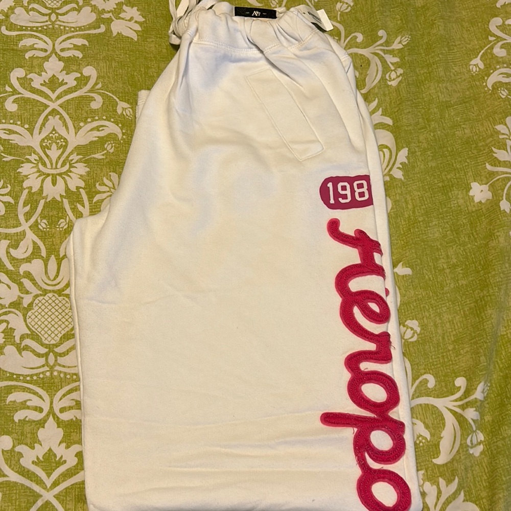 AEROPOSTALE Wide Leg Sweat Pants w/ Pockets 1987 Aeropostale. white.